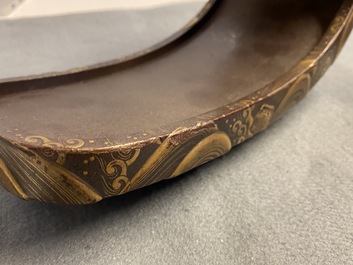 Une selle 'kura' et sa paire d'&eacute;triers 'abumi' en laque dor&eacute;e, Japon, Muromachi, 16&egrave;me
