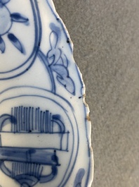 Trois assiettes en porcelaine de Chine en bleu et blanc de type kraak, Wanli