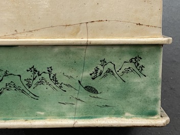 Drie Chinese famille rose en verte figuren, 19/20e eeuw