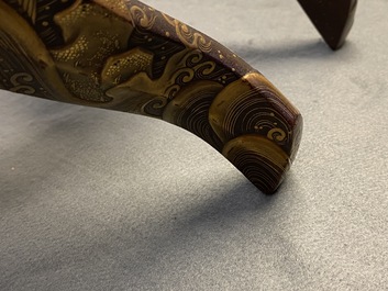 Une selle 'kura' et sa paire d'&eacute;triers 'abumi' en laque dor&eacute;e, Japon, Muromachi, 16&egrave;me
