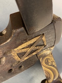 Une selle 'kura' et sa paire d'&eacute;triers 'abumi' en laque dor&eacute;e, Japon, Muromachi, 16&egrave;me