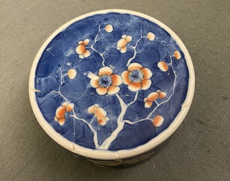 Une paire de pots couverts en porcelaine de Chine polychrome, 19&egrave;me