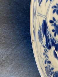 Une paire de plats en porcelaine de Chine en bleu et blanc &agrave; d&eacute;cor de paniers fleuris, Kangxi
