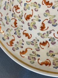 Un plat en porcelaine de Chine famille rose &agrave; d&eacute;cor de '100 chauve-souris', marque et &eacute;poque de Guangxu