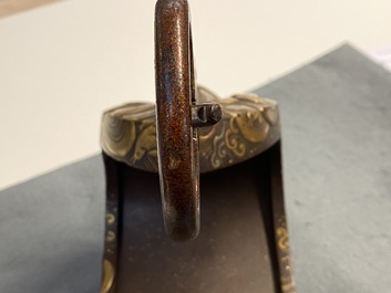 Une selle 'kura' et sa paire d'&eacute;triers 'abumi' en laque dor&eacute;e, Japon, Muromachi, 16&egrave;me