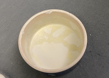 Une paire de pots couverts en porcelaine de Chine polychrome, 19&egrave;me