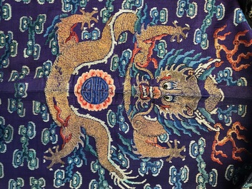 Une robe 'jifu' en soie brod&eacute;e &agrave; d&eacute;cor de dragons &agrave; cinq griffes sur fond violet, Chine, 19&egrave;me