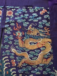 Une robe 'jifu' en soie brod&eacute;e &agrave; d&eacute;cor de dragons &agrave; cinq griffes sur fond violet, Chine, 19&egrave;me