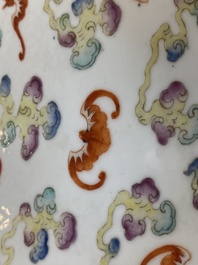 Un plat en porcelaine de Chine famille rose &agrave; d&eacute;cor de '100 chauve-souris', marque et &eacute;poque de Guangxu