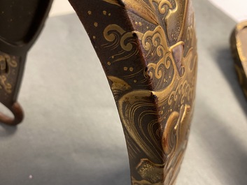 Une selle 'kura' et sa paire d'&eacute;triers 'abumi' en laque dor&eacute;e, Japon, Muromachi, 16&egrave;me