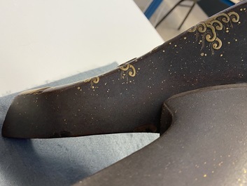 Une selle 'kura' et sa paire d'&eacute;triers 'abumi' en laque dor&eacute;e, Japon, Muromachi, 16&egrave;me