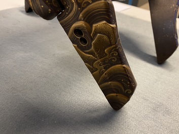 Une selle 'kura' et sa paire d'&eacute;triers 'abumi' en laque dor&eacute;e, Japon, Muromachi, 16&egrave;me
