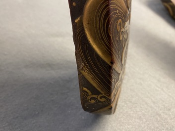Une selle 'kura' et sa paire d'&eacute;triers 'abumi' en laque dor&eacute;e, Japon, Muromachi, 16&egrave;me