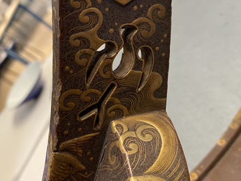 Une selle 'kura' et sa paire d'&eacute;triers 'abumi' en laque dor&eacute;e, Japon, Muromachi, 16&egrave;me