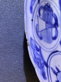 Trois assiettes en porcelaine de Chine en bleu et blanc de type kraak, Wanli