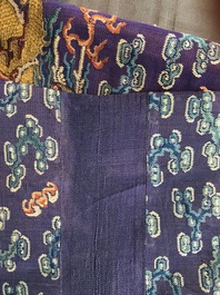 Une robe 'jifu' en soie brod&eacute;e &agrave; d&eacute;cor de dragons &agrave; cinq griffes sur fond violet, Chine, 19&egrave;me