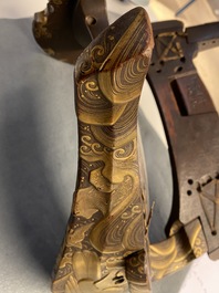 Une selle 'kura' et sa paire d'&eacute;triers 'abumi' en laque dor&eacute;e, Japon, Muromachi, 16&egrave;me