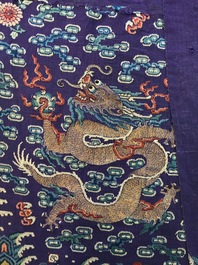 Une robe 'jifu' en soie brod&eacute;e &agrave; d&eacute;cor de dragons &agrave; cinq griffes sur fond violet, Chine, 19&egrave;me