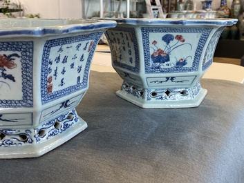 A pair of Chinese blue, white and underglaze red jardini&egrave;res, 18/19th C.