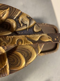 Une selle 'kura' et sa paire d'&eacute;triers 'abumi' en laque dor&eacute;e, Japon, Muromachi, 16&egrave;me