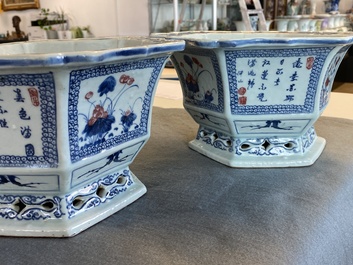 A pair of Chinese blue, white and underglaze red jardini&egrave;res, 18/19th C.