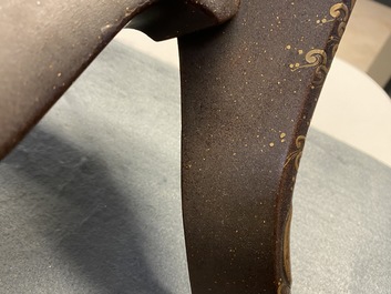 Une selle 'kura' et sa paire d'&eacute;triers 'abumi' en laque dor&eacute;e, Japon, Muromachi, 16&egrave;me