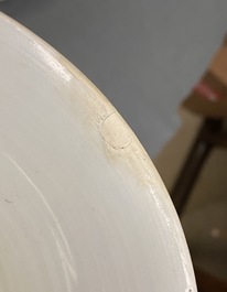 Une paire de vases en porcelaine de Chine famille rose &agrave; d&eacute;cor de figures dans un jardin, 19/20&egrave;me
