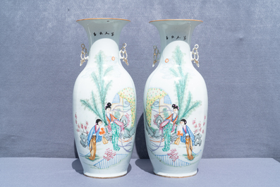 Une paire de vases en porcelaine de Chine famille rose &agrave; d&eacute;cor de dames dans un jardin, 19/20&egrave;me