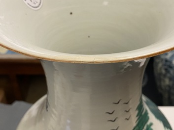 Une paire de vases en porcelaine de Chine famille rose &agrave; d&eacute;cor de figures dans un jardin, 19/20&egrave;me