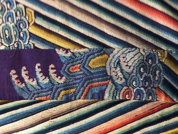 Une robe 'jifu' en soie brod&eacute;e &agrave; d&eacute;cor de dragons &agrave; cinq griffes sur fond violet, Chine, 19&egrave;me