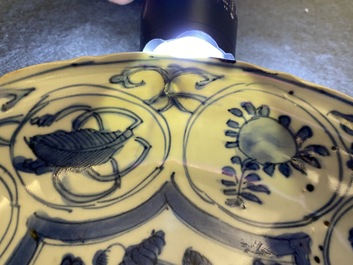 Trois assiettes en porcelaine de Chine en bleu et blanc de type kraak, Wanli