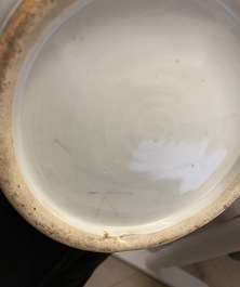 Une paire de vases en porcelaine de Chine famille rose &agrave; d&eacute;cor de figures dans un jardin, 19/20&egrave;me