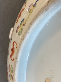 Un plat en porcelaine de Chine famille rose &agrave; d&eacute;cor de '100 chauve-souris', marque et &eacute;poque de Guangxu