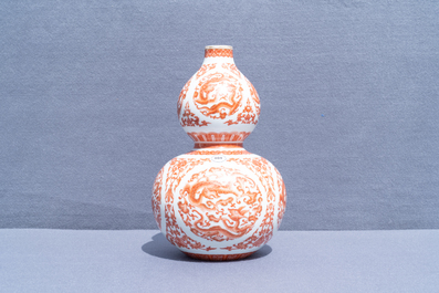 Un vase de forme double gourde en porcelaine de Chine rouge de fer et dor&eacute;, marque de Qianlong, R&eacute;publique
