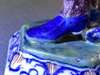 Une figure d'un acteur &agrave; t&ecirc;te ammovible en fa&iuml;ence polychrome de Delft, 1er quart du 18&egrave;me