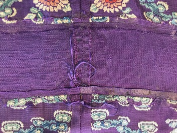 Une robe 'jifu' en soie brod&eacute;e &agrave; d&eacute;cor de dragons &agrave; cinq griffes sur fond violet, Chine, 19&egrave;me