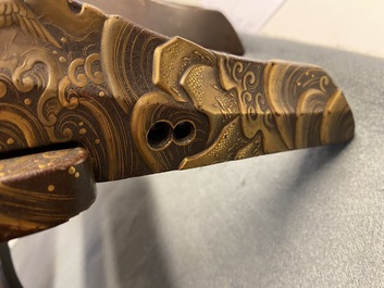 Une selle 'kura' et sa paire d'&eacute;triers 'abumi' en laque dor&eacute;e, Japon, Muromachi, 16&egrave;me
