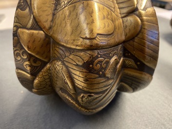 Une selle 'kura' et sa paire d'&eacute;triers 'abumi' en laque dor&eacute;e, Japon, Muromachi, 16&egrave;me