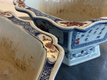 A pair of Chinese blue, white and underglaze red jardini&egrave;res, 18/19th C.