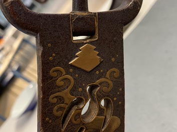 Une selle 'kura' et sa paire d'&eacute;triers 'abumi' en laque dor&eacute;e, Japon, Muromachi, 16&egrave;me