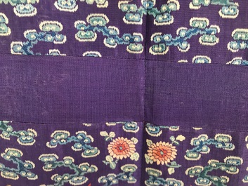 Une robe 'jifu' en soie brod&eacute;e &agrave; d&eacute;cor de dragons &agrave; cinq griffes sur fond violet, Chine, 19&egrave;me