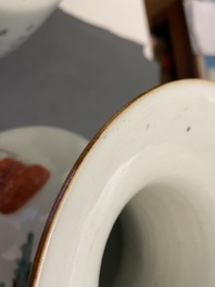 Deux vases en porcelaine de Chine qianjiang cai et un en famille verte, 19/20&egrave;me