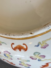 Un plat en porcelaine de Chine famille rose &agrave; d&eacute;cor de '100 chauve-souris', marque et &eacute;poque de Guangxu