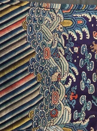 Une robe 'jifu' en soie brod&eacute;e &agrave; d&eacute;cor de dragons &agrave; cinq griffes sur fond violet, Chine, 19&egrave;me