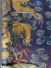 Une robe 'jifu' en soie brod&eacute;e &agrave; d&eacute;cor de dragons &agrave; cinq griffes sur fond violet, Chine, 19&egrave;me