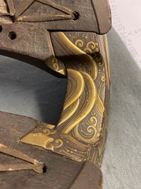 Une selle 'kura' et sa paire d'&eacute;triers 'abumi' en laque dor&eacute;e, Japon, Muromachi, 16&egrave;me