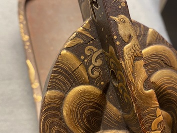 Une selle 'kura' et sa paire d'&eacute;triers 'abumi' en laque dor&eacute;e, Japon, Muromachi, 16&egrave;me