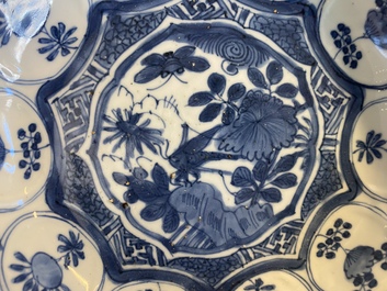 Cinq assiettes en porcelaine de Chine en bleu et blanc de type kraak, Wanli
