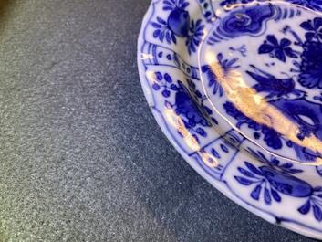 Cinq assiettes en porcelaine de Chine en bleu et blanc de type kraak, Wanli