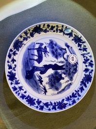 Cinq assiettes en porcelaine de Chine en bleu et blanc de type kraak, Wanli